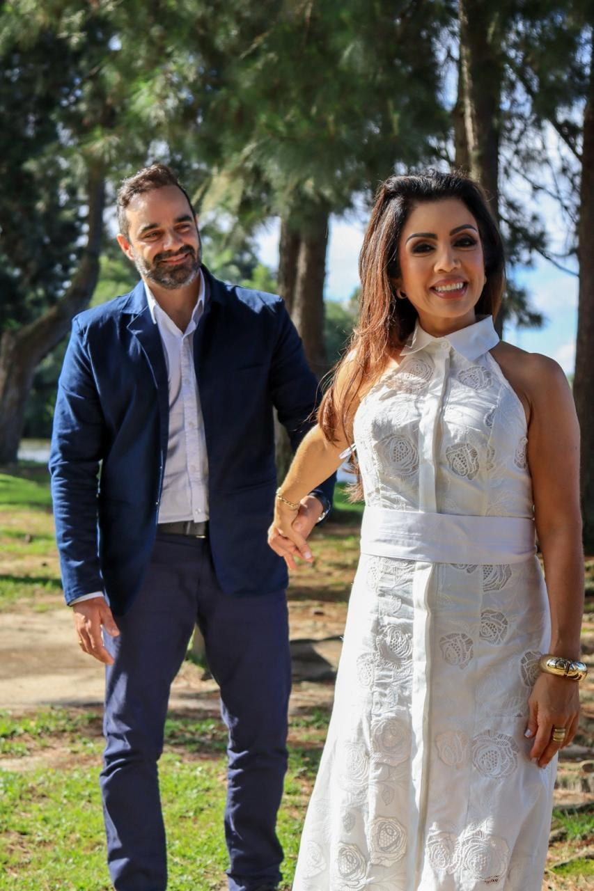 Lisiane e Joel de mãos dadas no jardim